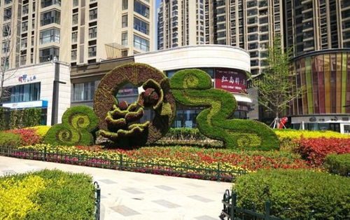 米老鼠卡通造型仿真綠雕批發(fā)價(jià)與松鼠小動物綠雕廠家定制服務(wù)